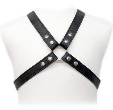 Leder-Body-Harness Lasic im Kleidungsstück